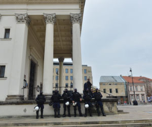Policja pod kościołami w Warszawie