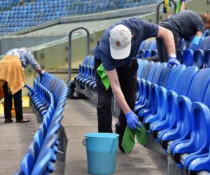 Tysiące ludzi szuka swojego szczęścia na stadionie. Kongres Świadków Jehowy przyciągnął tłumy