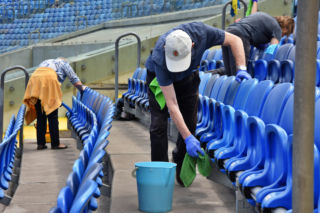 Tysiące ludzi szuka swojego szczęścia na stadionie. Kongres Świadków Jehowy przyciągnął tłumy