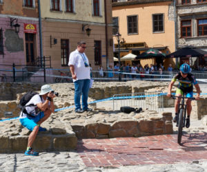 Na rowerach między kamienicami Starego Miasta. Eliminator MTB w Lublinie