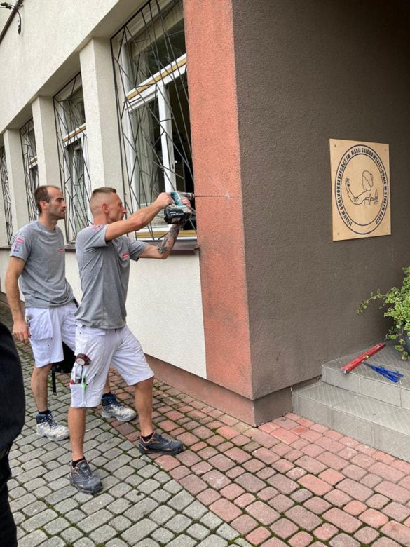 Pierwszy przenośny defibrylator w mieście. Zamontowano go na ścianie LO w Starym Sączu 