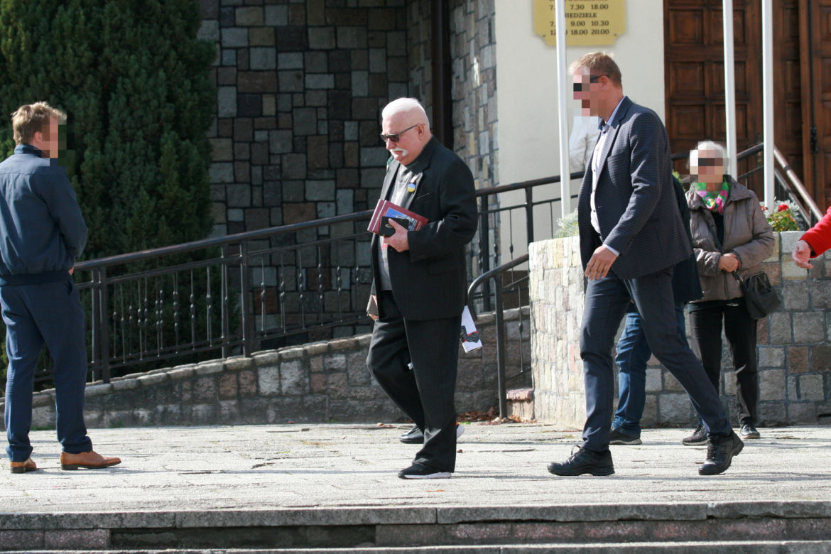 Pobożny Lech Wałęsa w kościele. Naprawdę zadał szyku, młodzieżowa fryzura