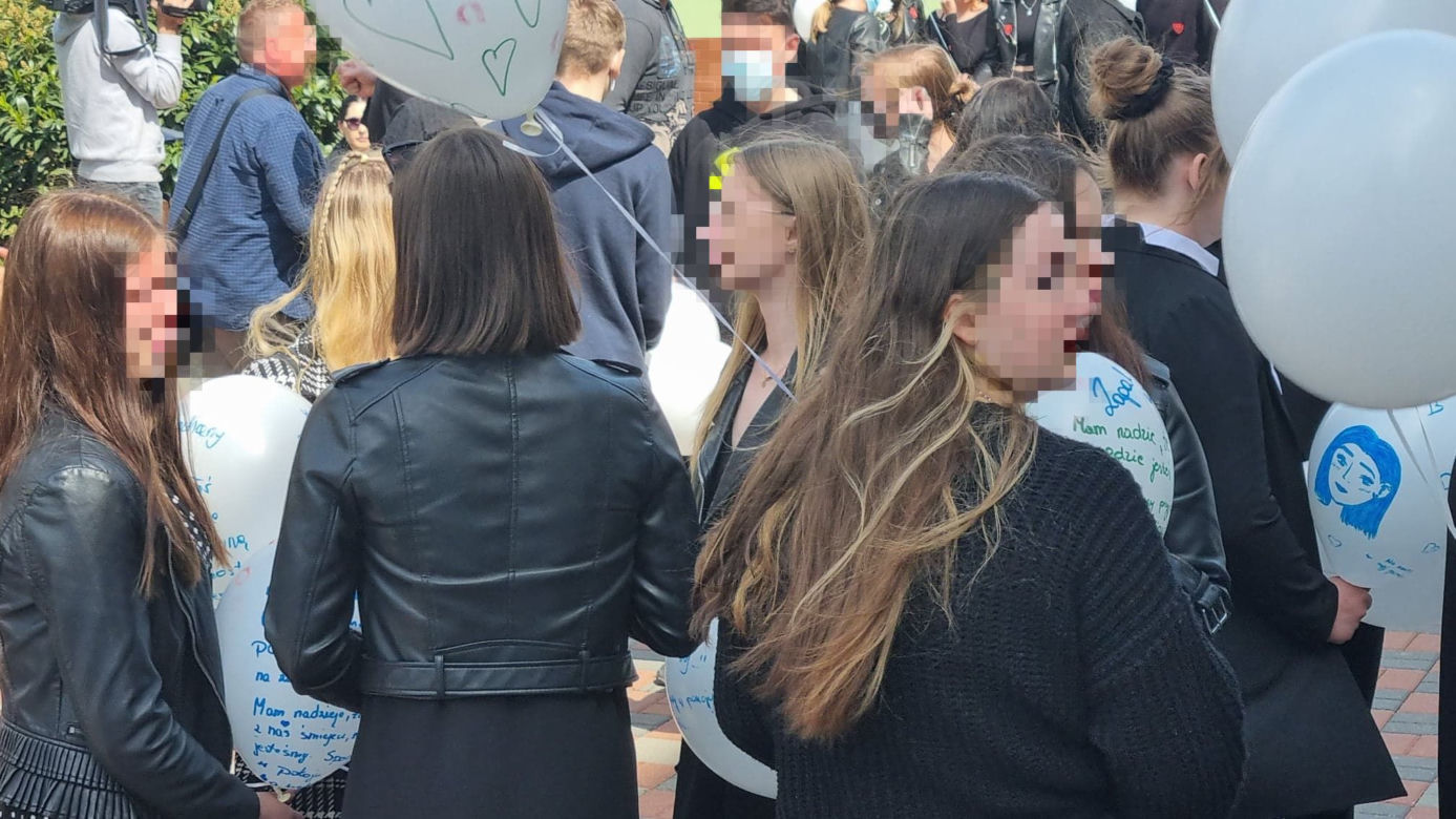 Koledzy żegnają swoją Madzię. "Cześć Jej pamięci!". Łzy, rozpacz i niezrozumienie. Nie tak miał wyglądać koniec roku szkolnego [ZDJĘCIA]
