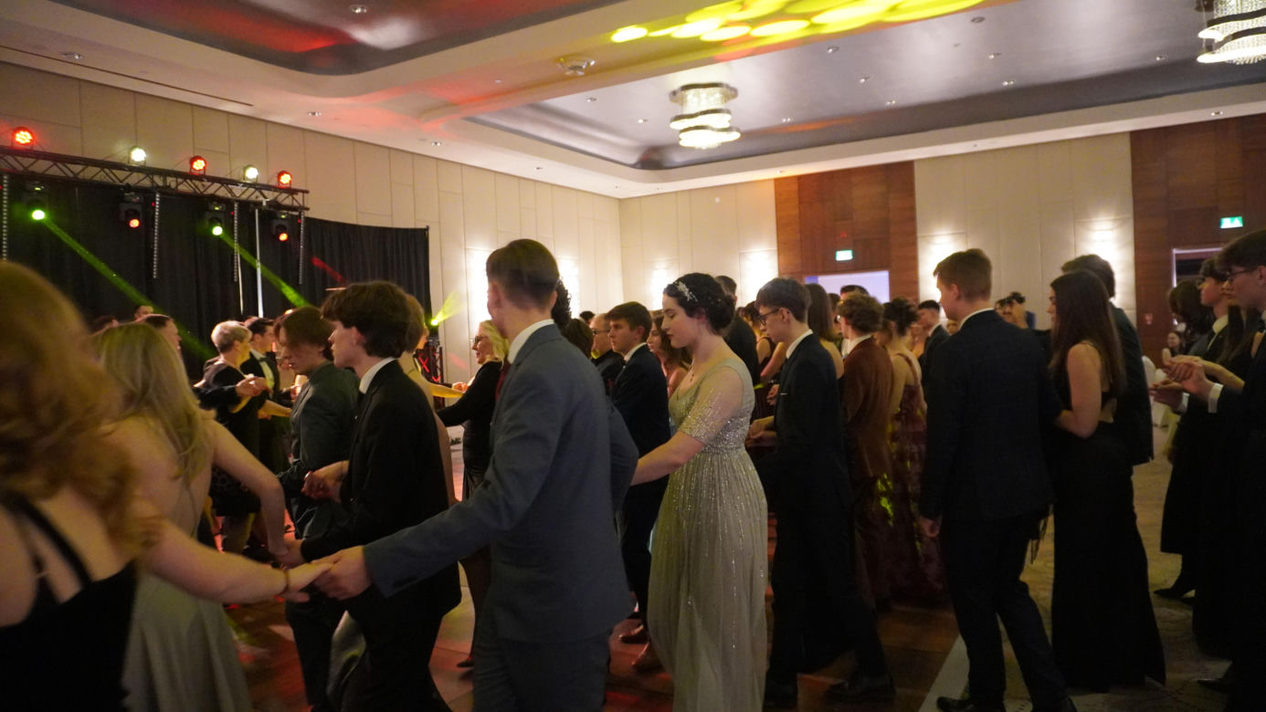 Studniówkowe szaleństwo. Bal przedmaturalny I LO im. Bartłomieja Nowodworskiego 