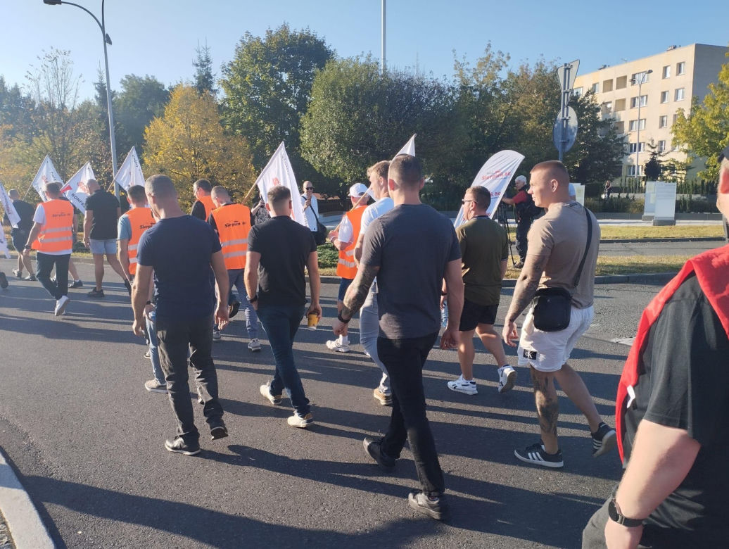 Protest górników w Jastrzębiu-Zdroju. Blokują kluczowe rondo i główne drogi
