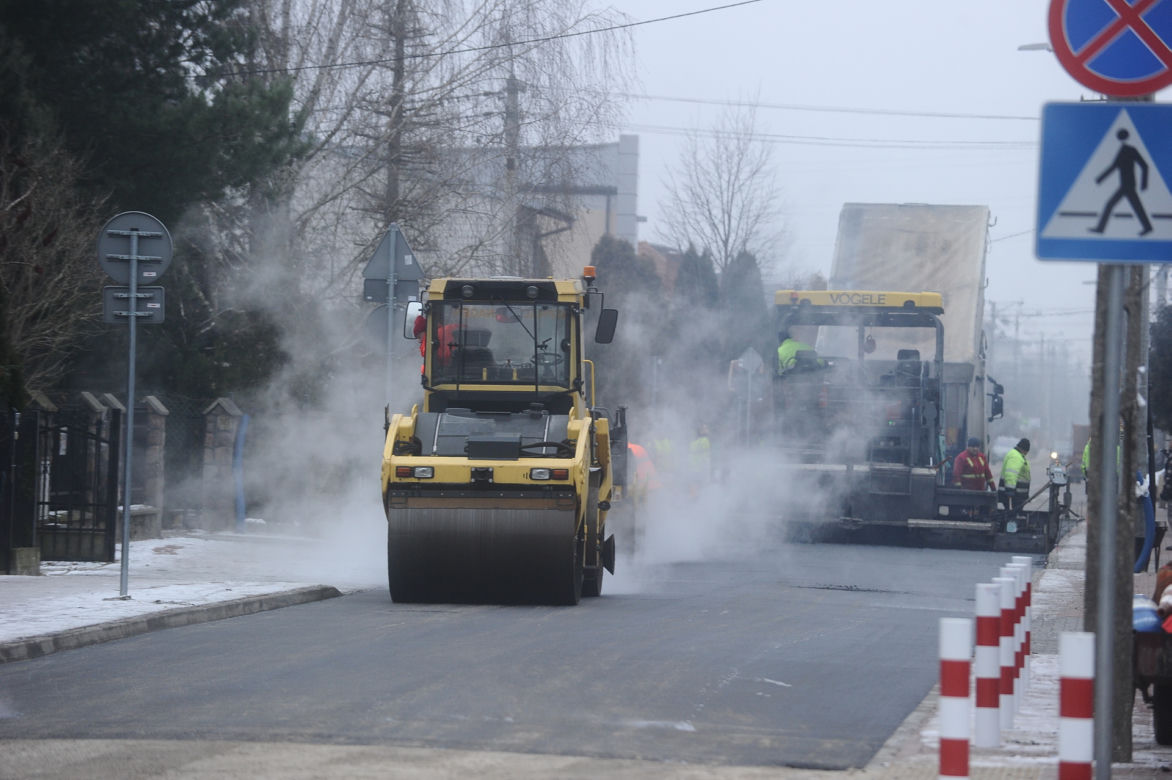Wylali asfalt, zerwali go i znów wylali. Remont w Ząbkach jak u Bareji