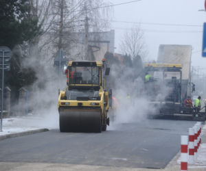 Wylali asfalt, zerwali go i znów wylali. Remont w Ząbkach jak u Bareji