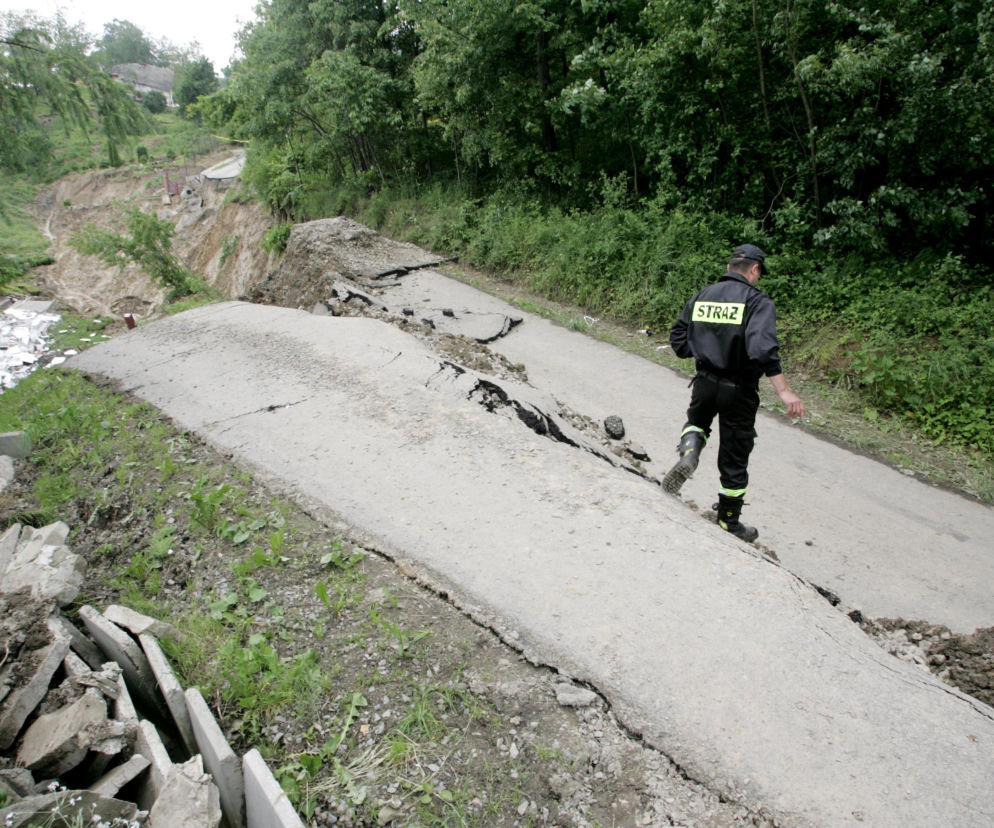 Kamionka Wielka. Droga dojazdowa RUNĘŁA. Mieszkańcy odcięci od świata przez osuwisko