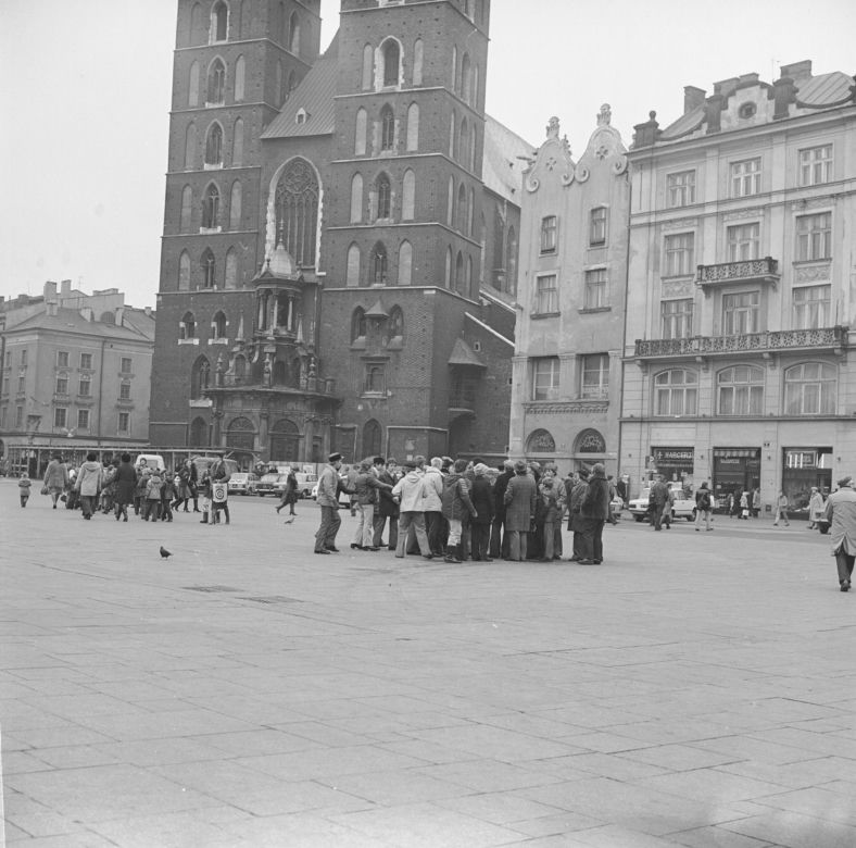 Szkolna wycieczka, w tle Kościół Mariacki w Krakowie, lata 70. XX w. 