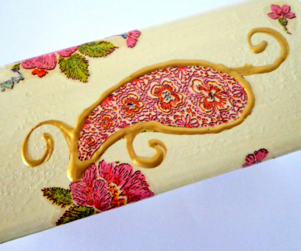 Reliefy w technice decoupage