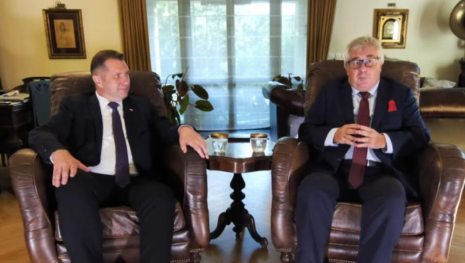 W takich warunkach mieszka Czarnek. Tak dom wygląda w środku