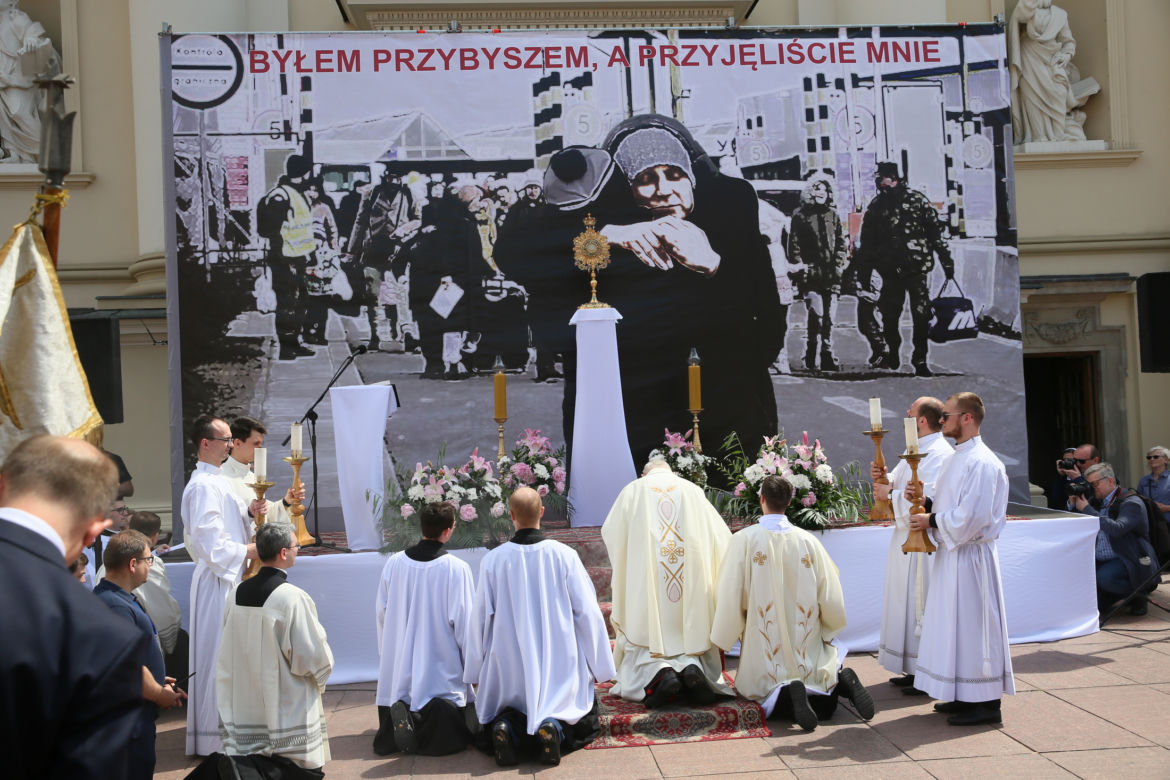 Centralna procesja Bożego Ciała w Warszawie. Ołtarze nawiązywały do wojny