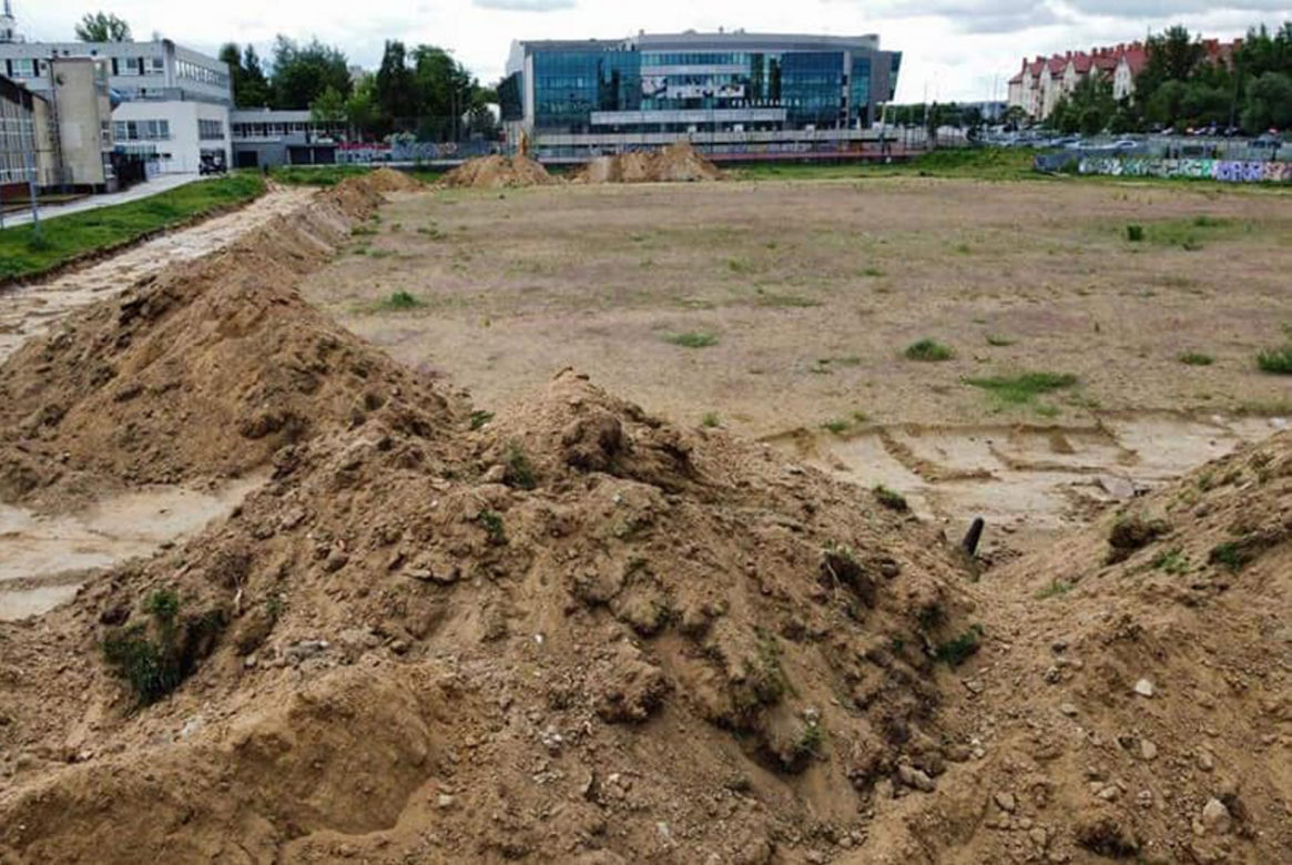 Mieszkańcy doczekają się pierwszego pełnowymiarowego boiska do piłki nożnej. "Prace idą pełna parą"