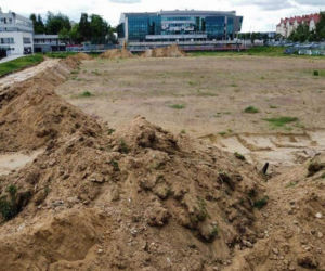 Mieszkańcy doczekają się pierwszego pełnowymiarowego boiska do piłki nożnej. Prace idą pełna parą