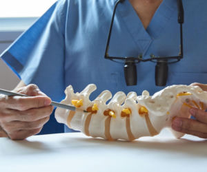 Ten minerał jest kluczowy dla kości. Niedobór może zwiększać ryzyko osteoporozy