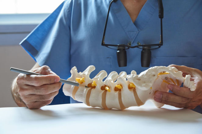 Ten minerał jest kluczowy dla kości. Niedobór może zwiększać ryzyko osteoporozy