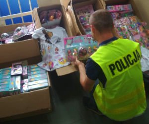 Handlowali podrobionymi zabawkami i odzieżą w Bydgoszczy. Policja namierzyła dwa sklepy