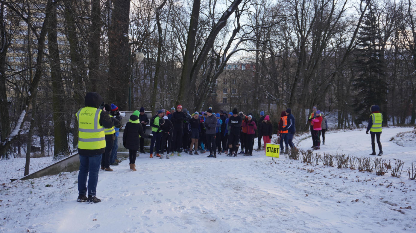 Parkrun w stolicy woj. lubelskiego. Pierwsza sobota 2025 roku na sportowo w Ogrodzie Saskim w Lublinie. Zdjęcia