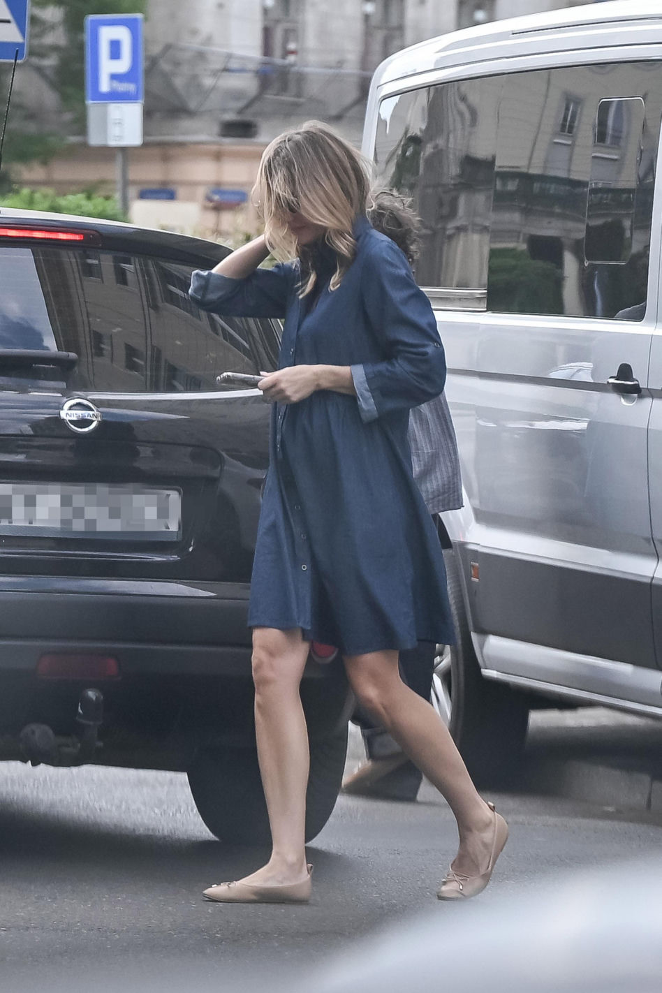 Małgorzata Socha przebiera się na ulicy