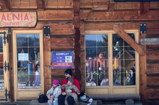 Kosiniak-Kamysz uczy dzieci szusować