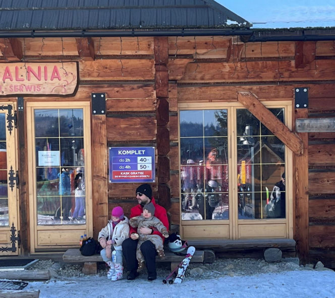 Kosiniak-Kamysz uczy dzieci szusować