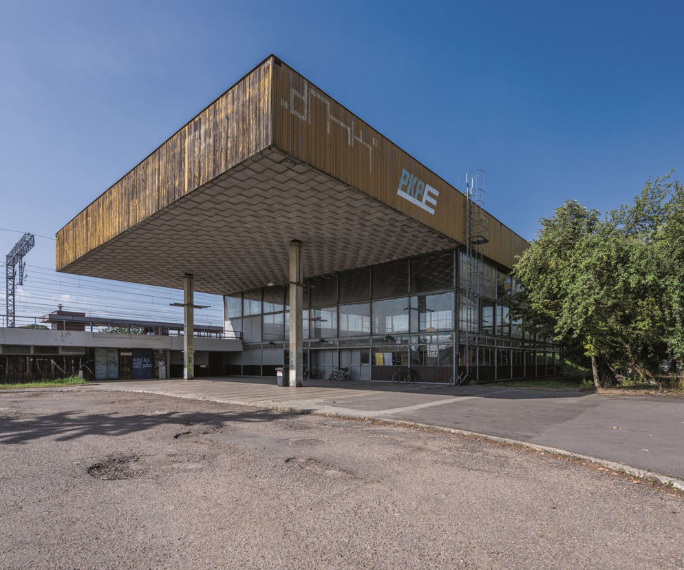 Modernistyczny dworzec PKP w Mościcach z wielkim, płaskim dachem. O losach zabytku przeczytasz w serwisie Architektura.