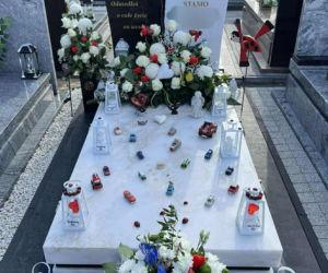 Ponownie ktoś zabrał zabawki z nagrobka chłopca na cmentarzu na Firleju. Wcześniej podobne zdarzenie miało miejsce w listopadzie 