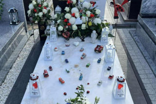 Ponownie ktoś zabrał zabawki z nagrobka chłopca na cmentarzu na Firleju. Wcześniej podobne zdarzenie miało miejsce w listopadzie 
