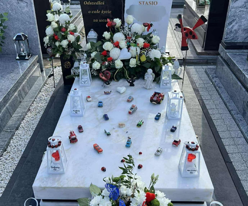 Ponownie ktoś zabrał zabawki z nagrobka chłopca na cmentarzu na Firleju. Wcześniej podobne zdarzenie miało miejsce w listopadzie 