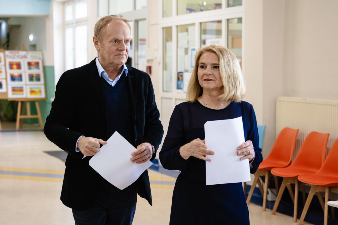 Donald Tusk obsypał żonę kwiatami