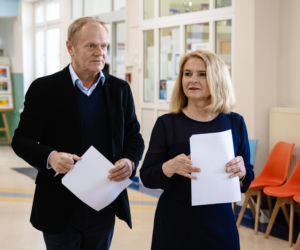 Donald Tusk obsypał żonę kwiatami