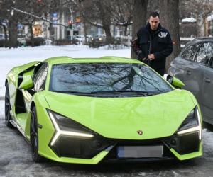 Klaudia Halejcio, mąż jej otworzył auto za całusa
