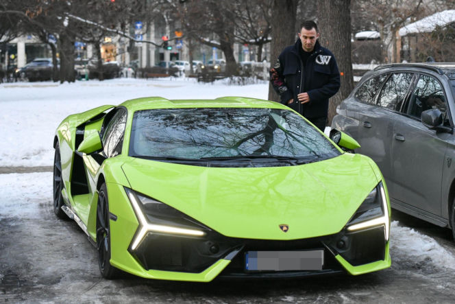 Klaudia Halejcio, mąż jej otworzył auto za całusa
