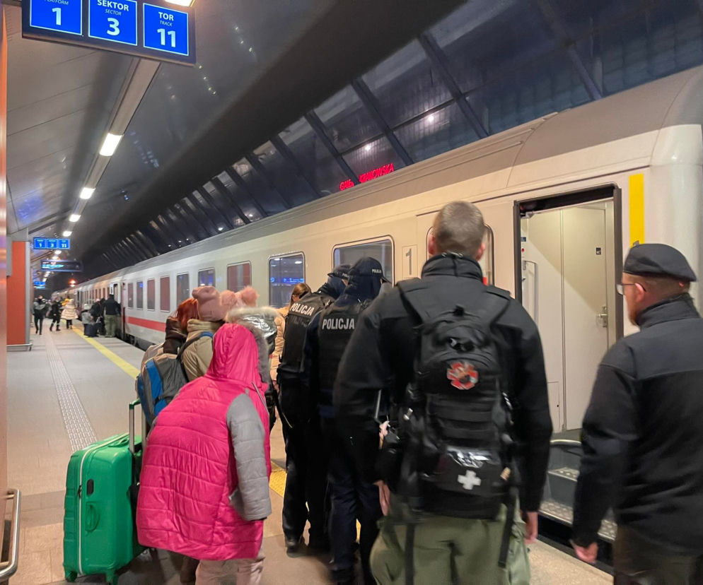 Uchodźcy z Krakowa wyjechali do Niemiec. Czekały na nich specjalne pociągi