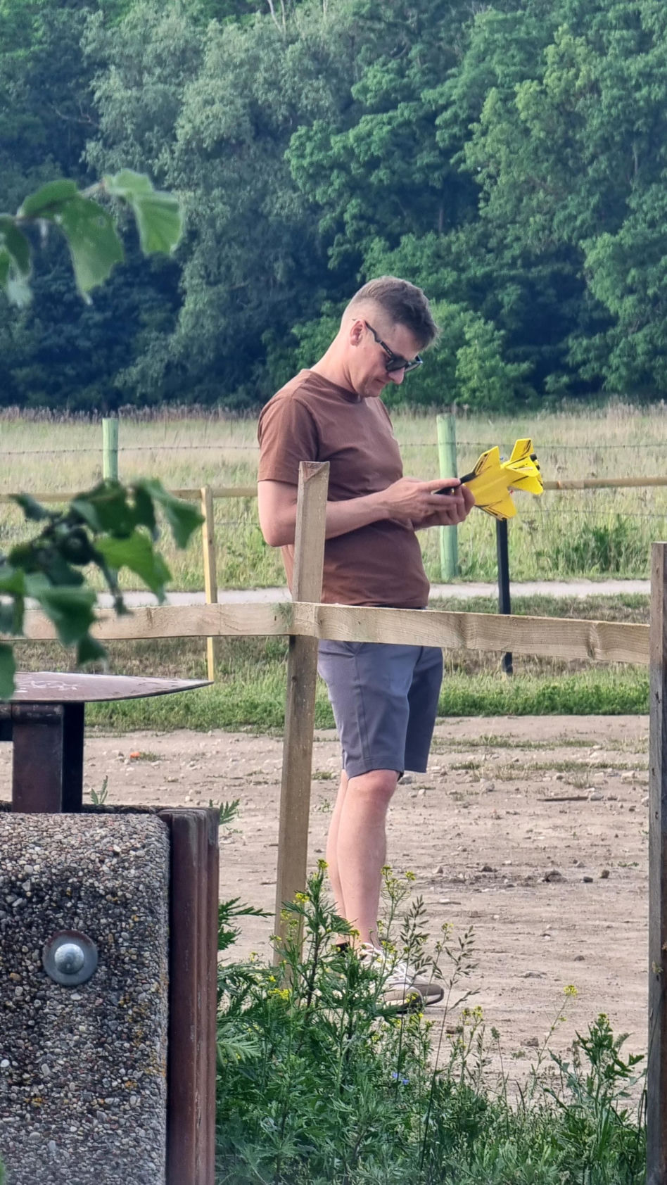 Marcin Mroczek bawi się samolotem