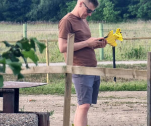 Marcin Mroczek bawi się samolotem