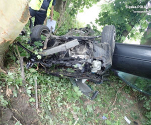 Roztrzaskane Audi A3. Dwie osoby jadące autem w ciężkim stanie