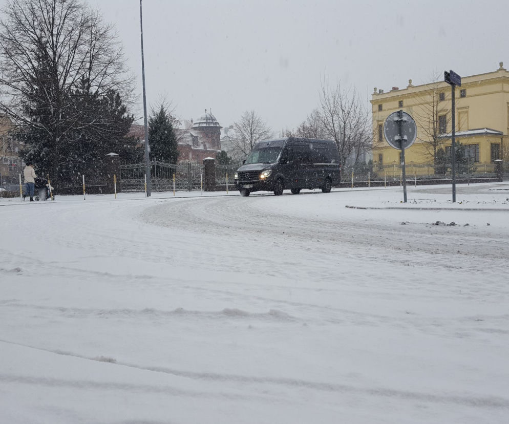 Zima na drogach. Jak się wam dziś jeździ? I jak jechać, by dojechać cało do celu?