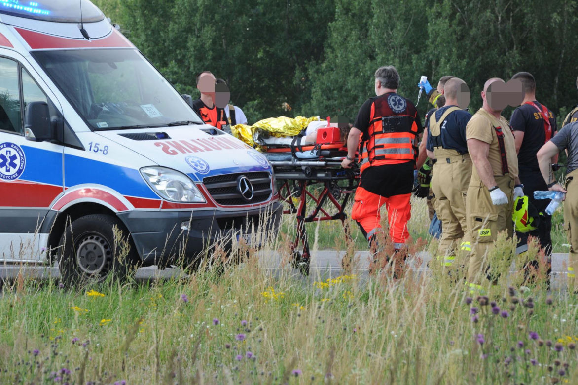 Potworna kraksa busa z osobówką. Nie żyje jedna osoba, pięć jest poszkodowanych