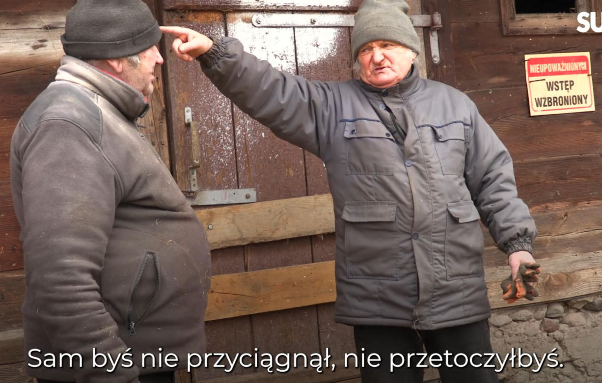 Rolnicy. Podlasie. Gienek i Sławek karmią zwierzęta. " A nie przestraszą się ciebie krowy?"
