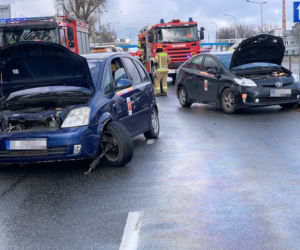 Koszmarny wypadek na Radzymińskiej. Trzy auta rozbite, kierowca w szpitalu