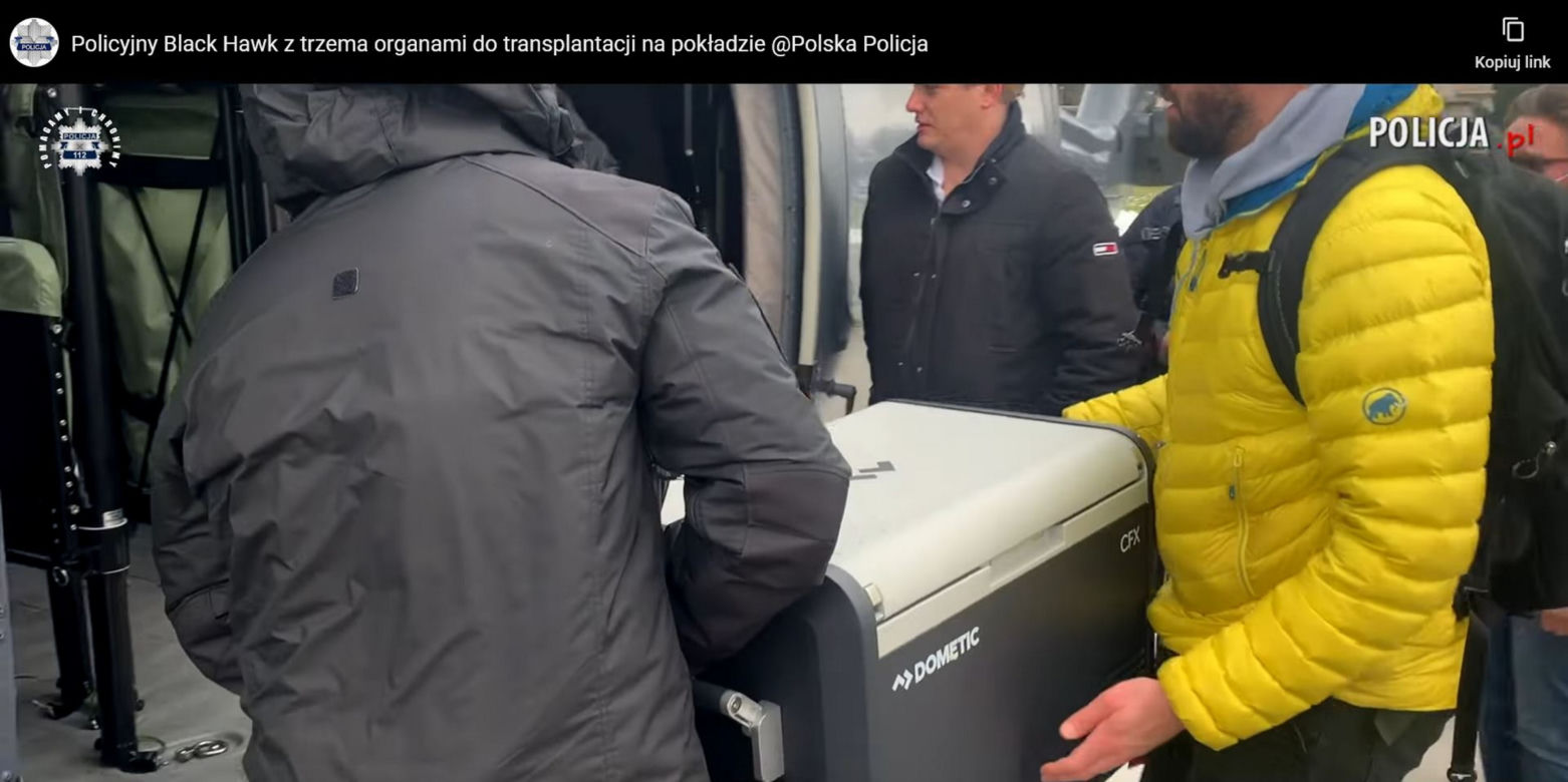 Policyjny Black Hawk w akcji. Na pokładzie śmigłowca narządy do przeszczepu