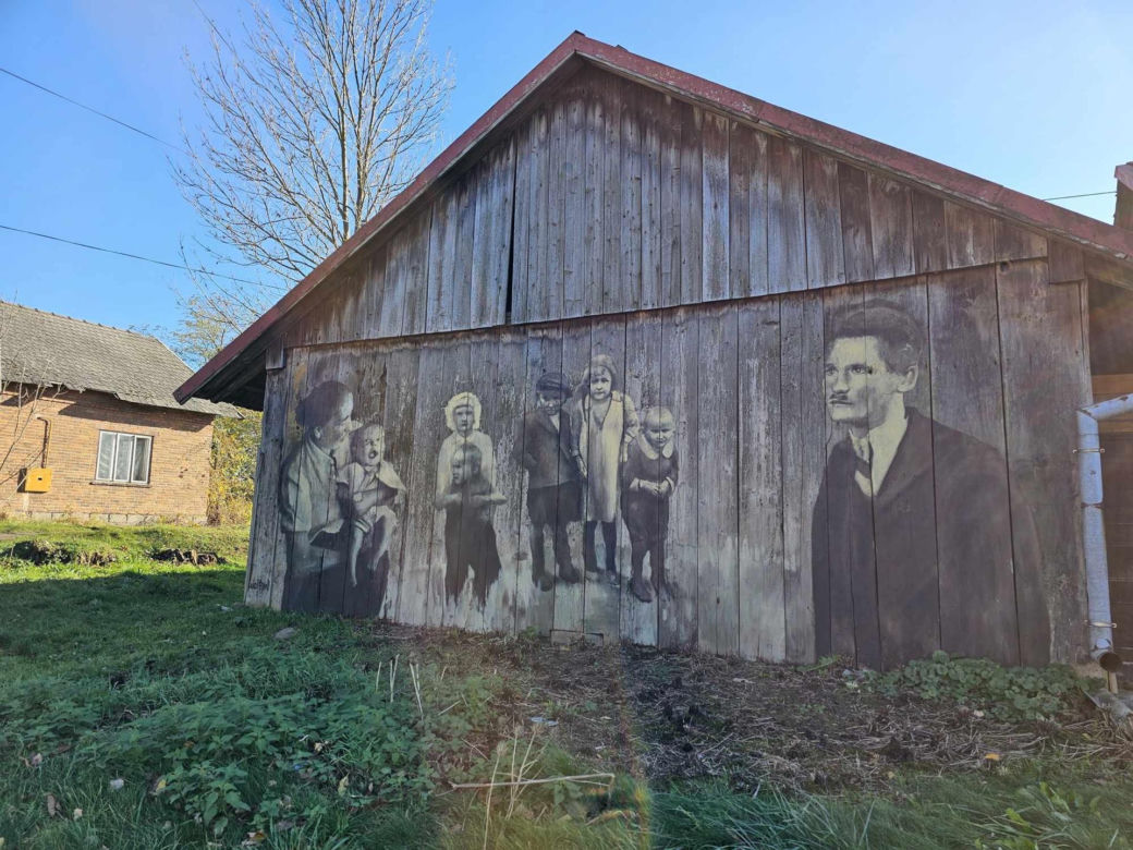 Poruszający mural rodziny Ulmów w Markowej