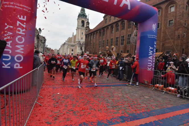 23. Festiwal Biegów Świętych Mikołajów w Toruniu. Zdjęcia ze starówki
