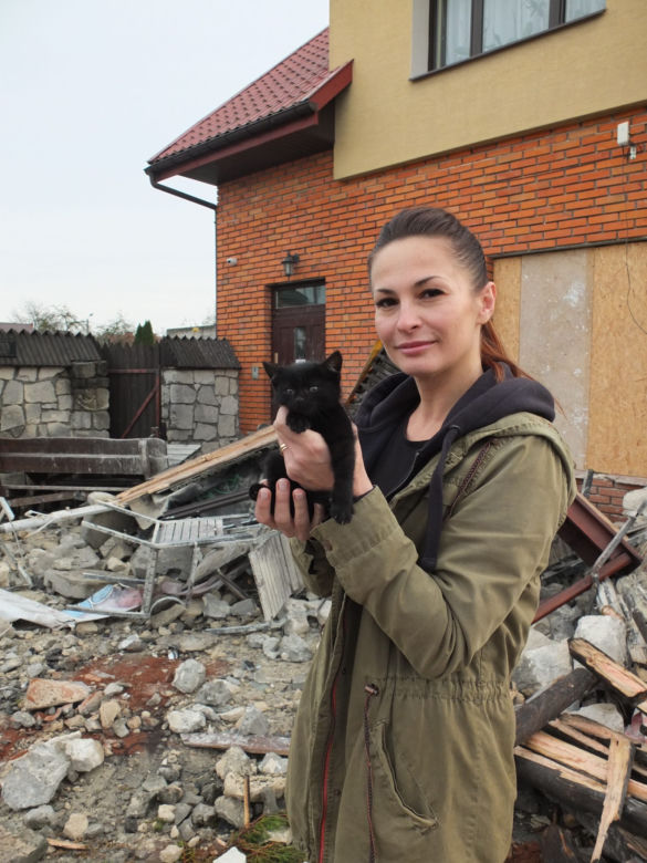 Uratowała tylko czarnego kotka