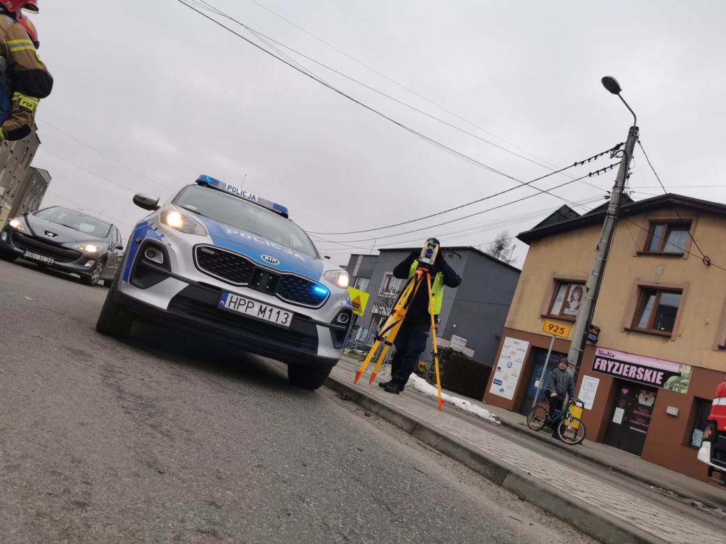 Gonili ich od A1. Rozbili porsche i dalej uciekali przed policyjnym pościgiem pieszo