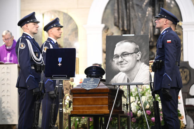 Młody policjant zginął w potwornym wypadku. Pogrzeb Kacpra Mierzejewskiego