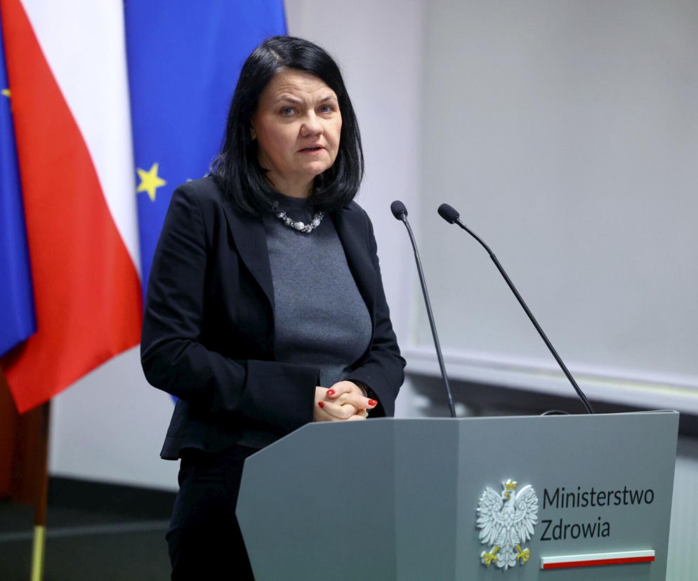 Wiceminister Katarzyna Kacperczyk przy mównicy. O nowej liście refundacyjnej przeczytasz na SE Superbiz.