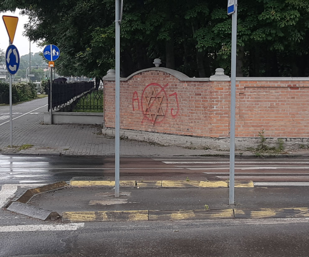 Kirkut pomalowany przez pseudo graficiarzy