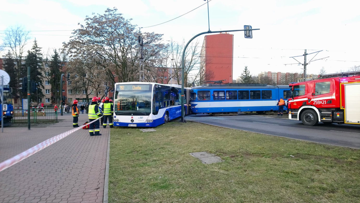 Dramatyczny wypadek w Krakowie. Tramwaj zderzył się z autobusem, są ranni